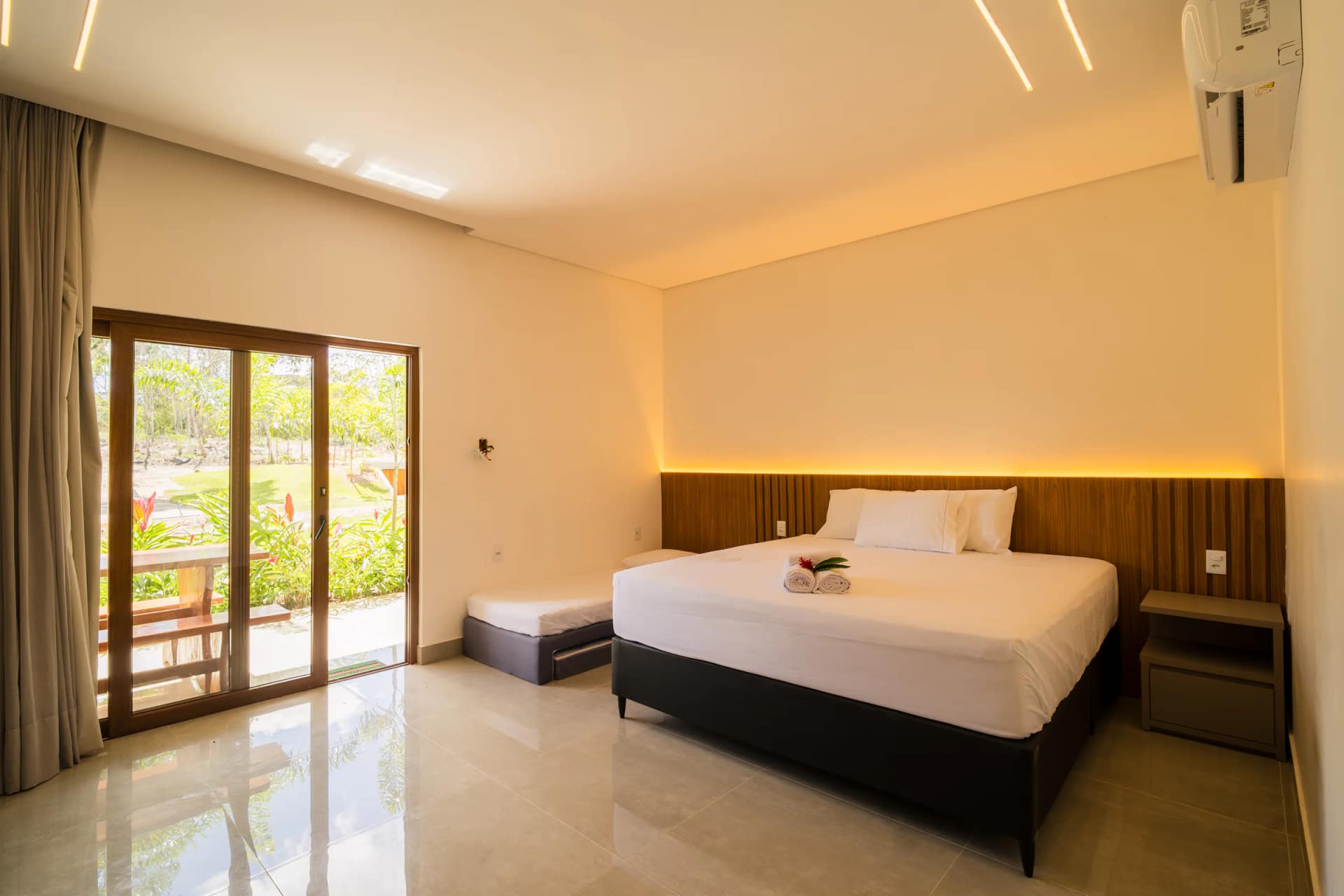 Suíte com cama e varanda aberta no Residencial Marinho, Arraial d’Ajuda.