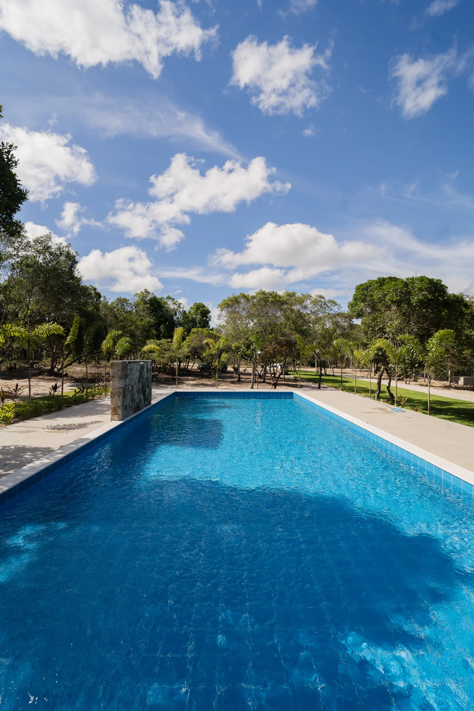 Piscina vista de uma das extremidades no Residencial Marinho, Arraial d’Ajuda.