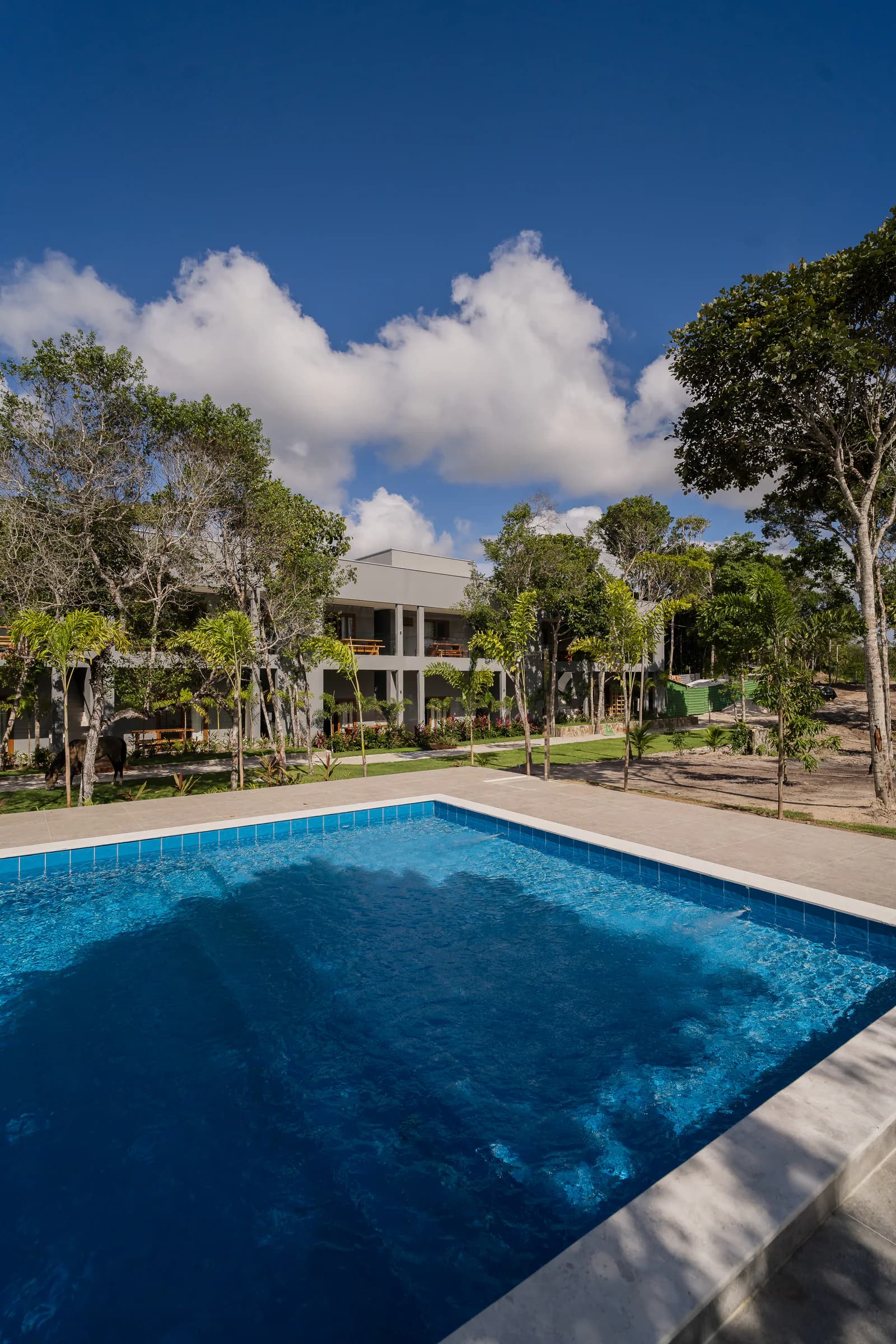 Piscina e fachada do residencial no Residencial Marinho, Arraial d’Ajuda.