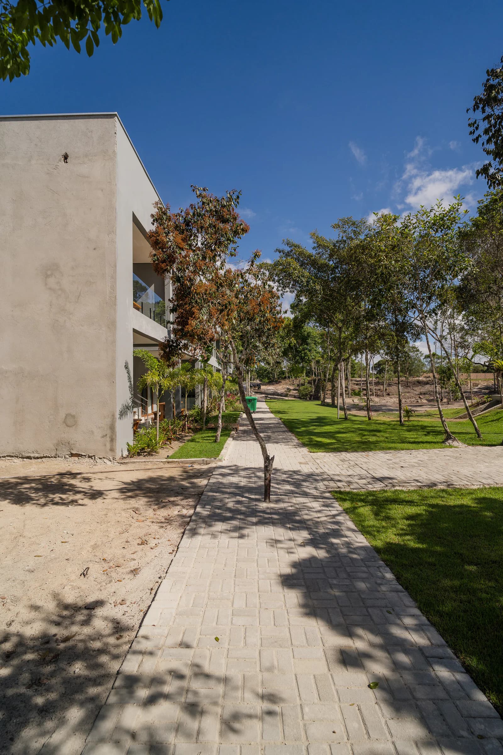 Caminho de acesso aos apartamentos no Residencial Marinho, Arraial d’Ajuda.