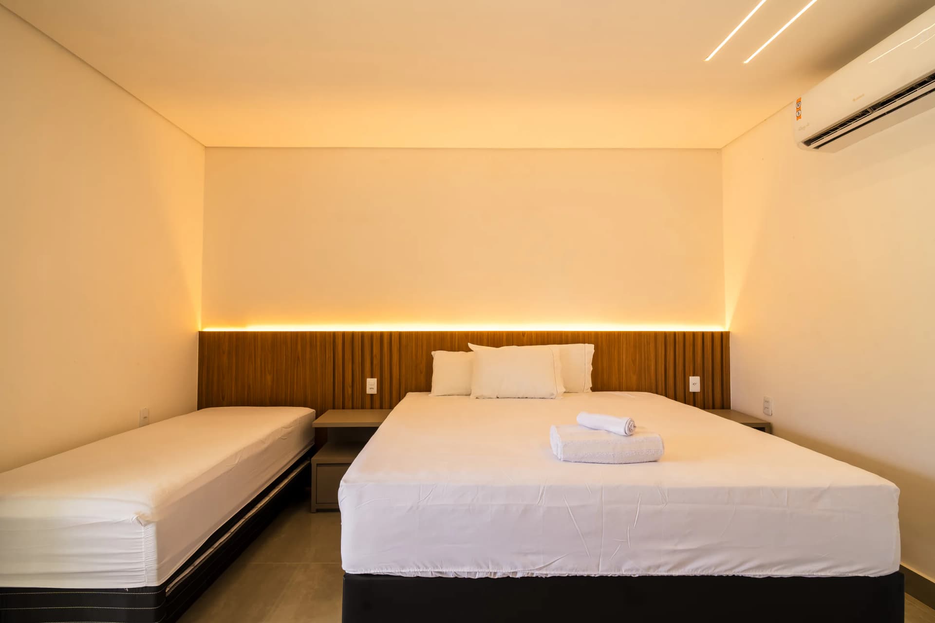 Cama de casal em suíte iluminada no Residencial Marinho, Arraial d’Ajuda.