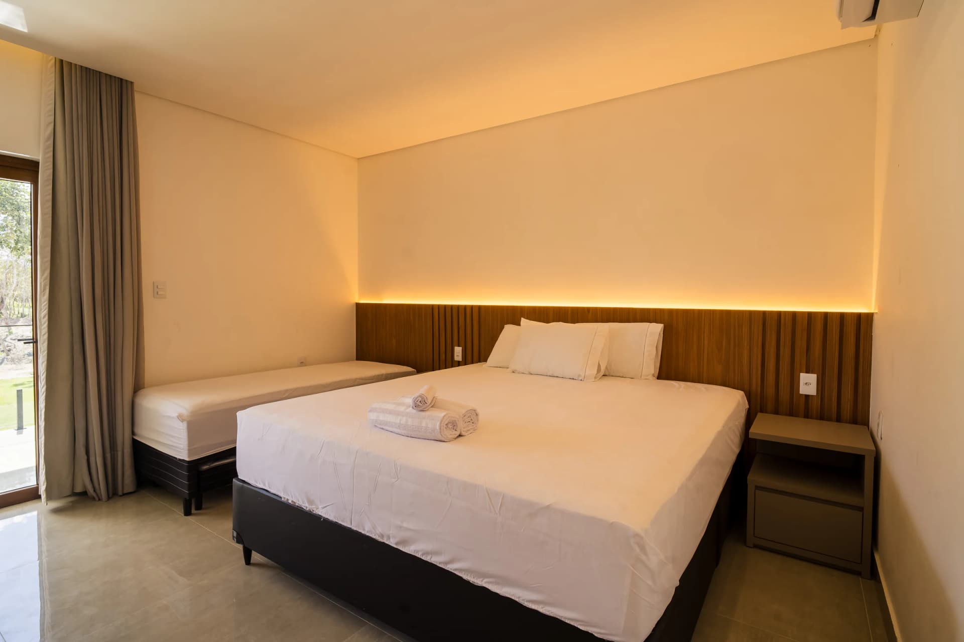 Cama preparada para a estadia no Residencial Marinho, Arraial d’Ajuda.