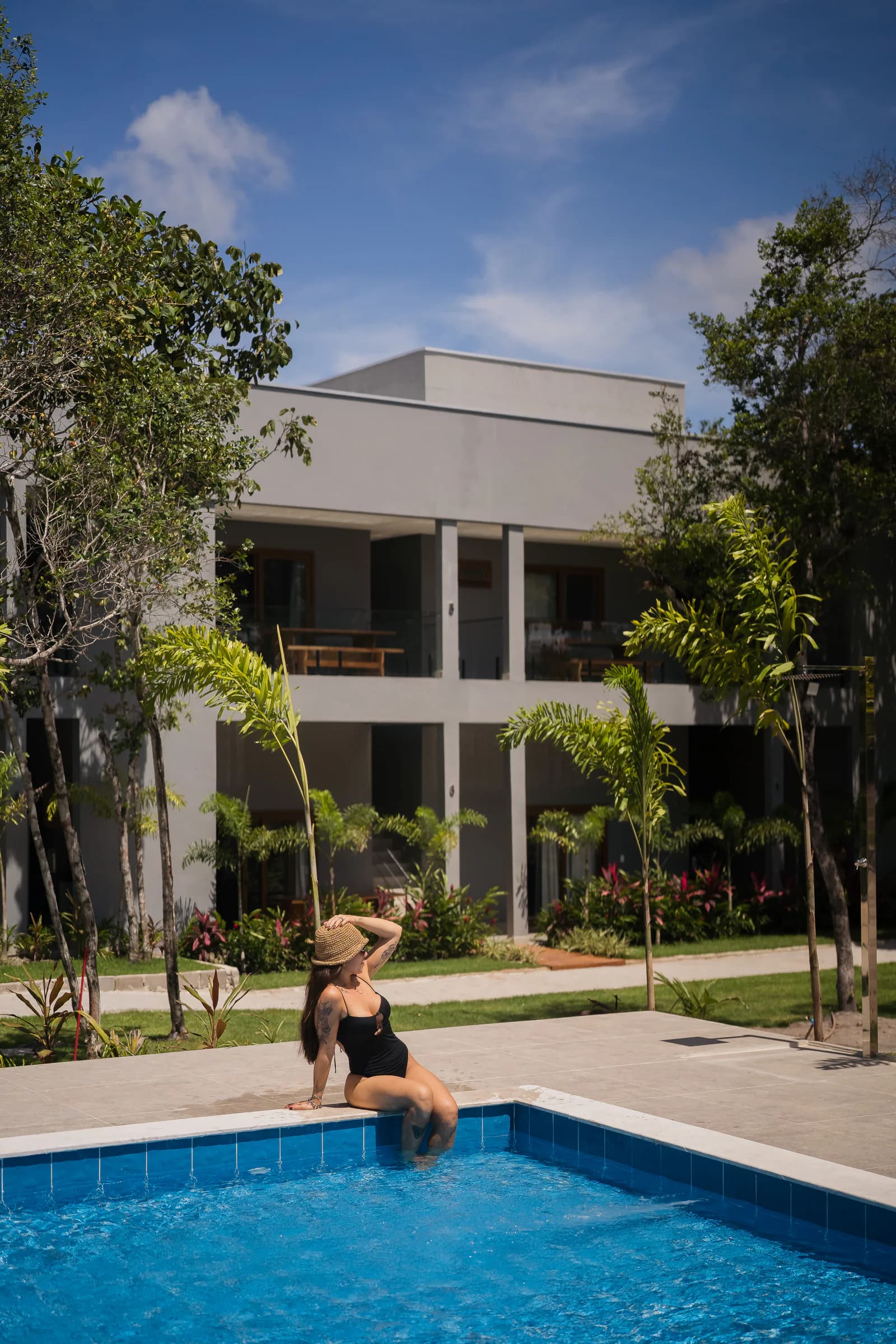 Pessoa aproveitando a área da piscina no Residencial Marinho, Arraial d’Ajuda.