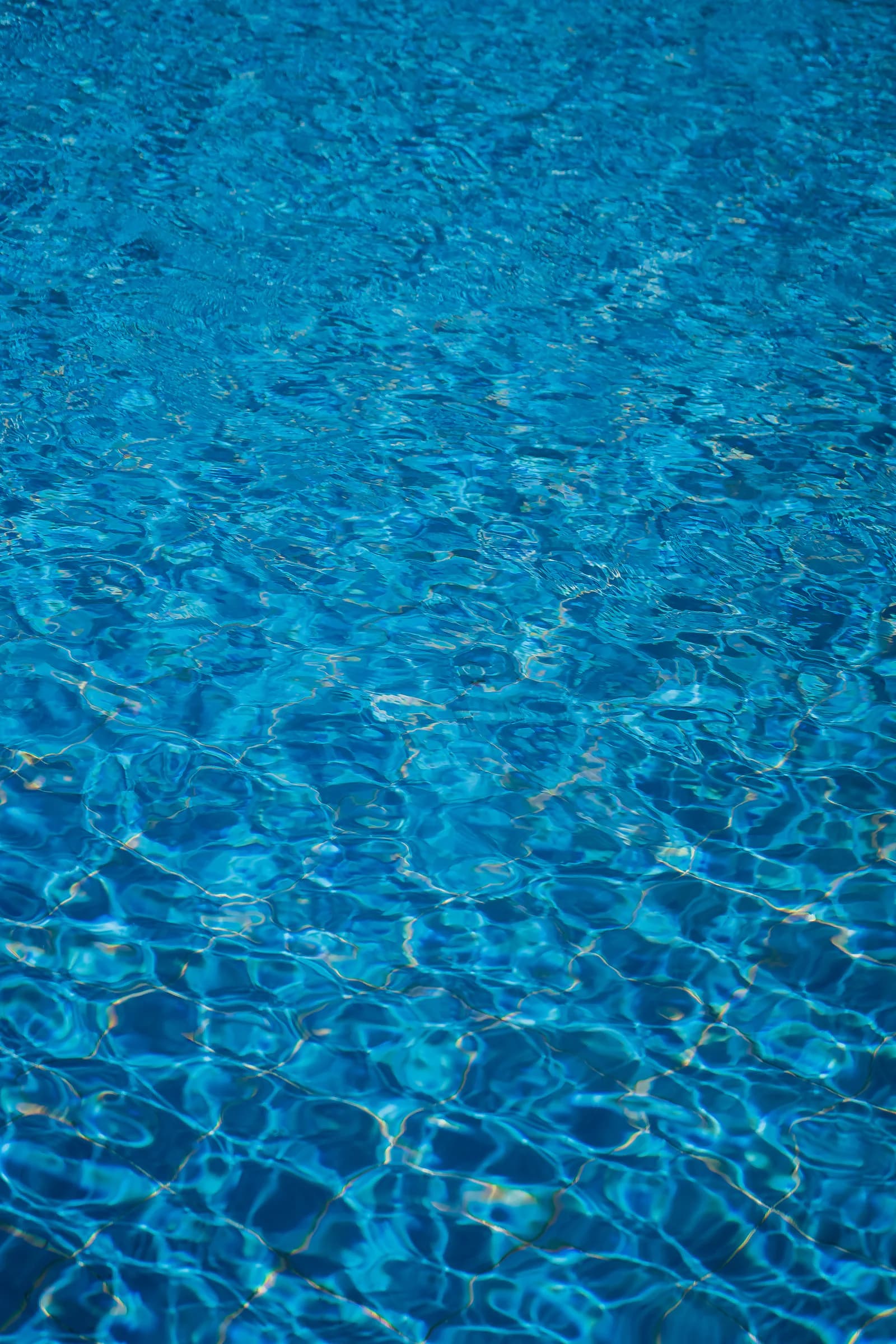 Textura da água azul da piscina no Residencial Marinho, Arraial d’Ajuda.